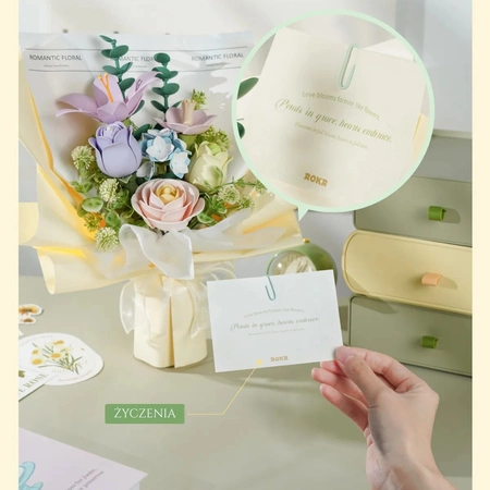 Papier i wstążka – gotowy do wręczenia prezent