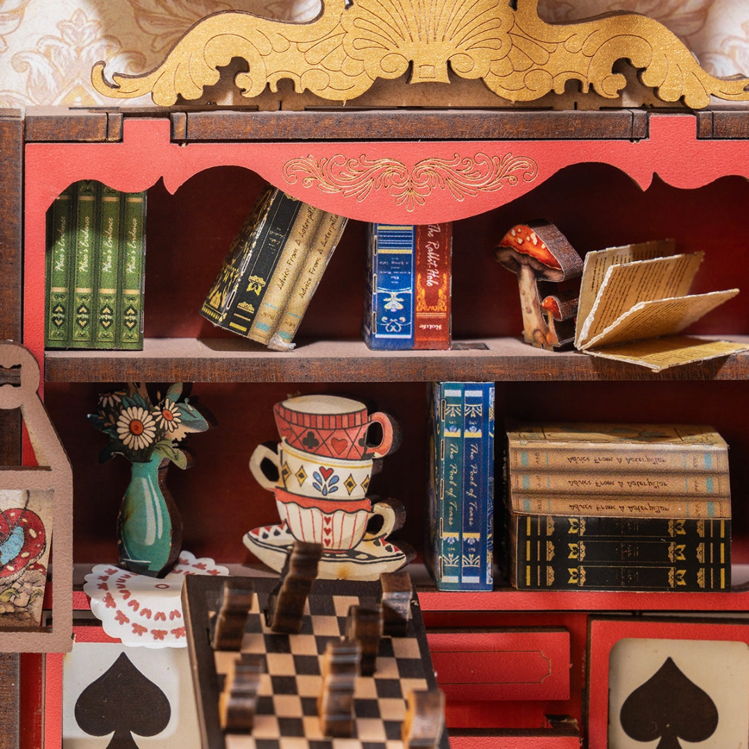 Detale z kart i zegarów – Alicja w Krainie Czarów Rolife DIY Book Nook – Miniaturowy Domek 3D