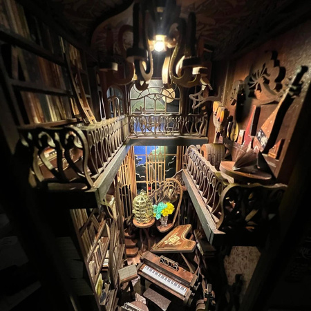 Pianist with Nightingale DIY – book nook w stylu Art Nouveau