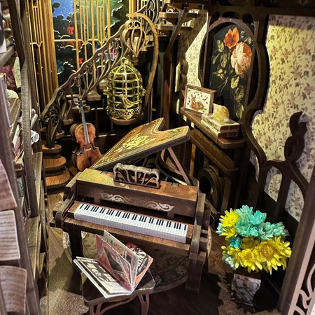 Pianist with Nightingale DIY – book nook w stylu Art Nouveau