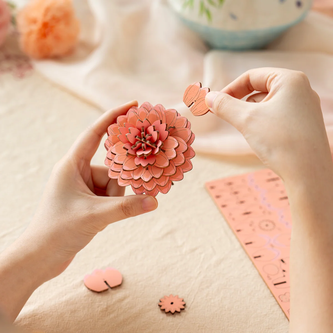 Wazon pełen detali – Pink Dahlia – Puzzle 3D Rowood, drewniana dalia w wazonie
