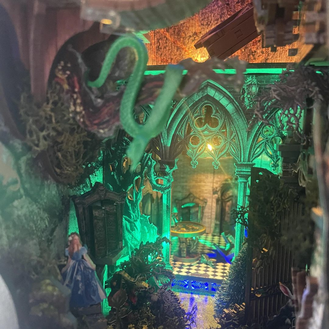 Alice Down the Rabbit-Hole – DIY Book Nook Minicity | Puzzle 3D Prezent – oświetlenie LED po zmroku