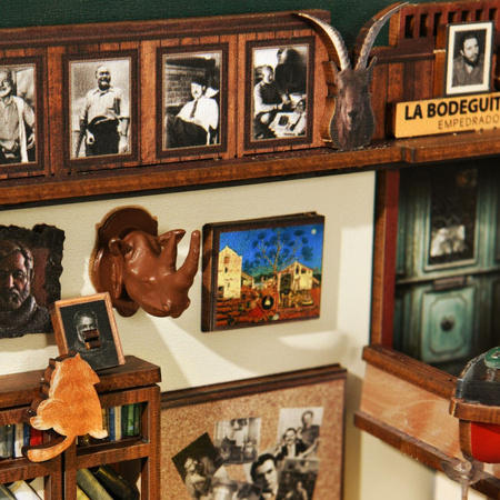 Hemingway House Minicity DIY Book Nook – Puzzle 3D Prezent