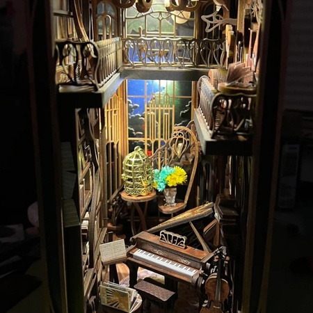 Pianist with Nightingale DIY – book nook w stylu Art Nouveau
