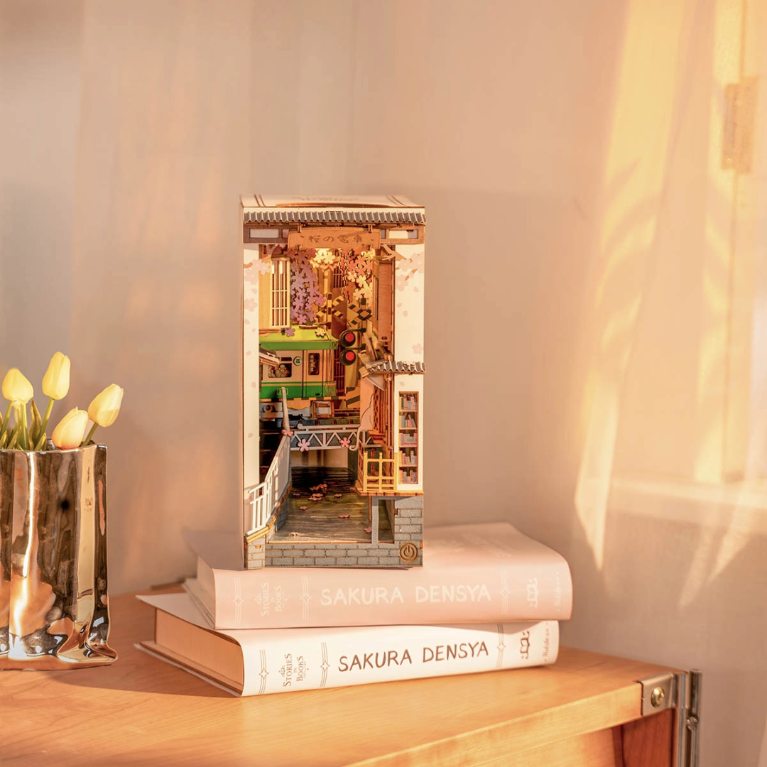 DIY Book Nook - Sakura Densya I Rolife – pomysł na prezent