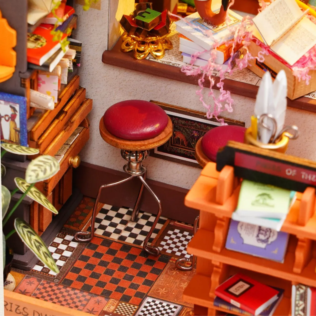 Balkon z widokiem na globus i portrety – Pagestory Books – Mini Domek 3D | Rolife