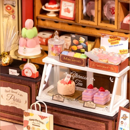 Szklana witryna z deserami i półki w cukierni