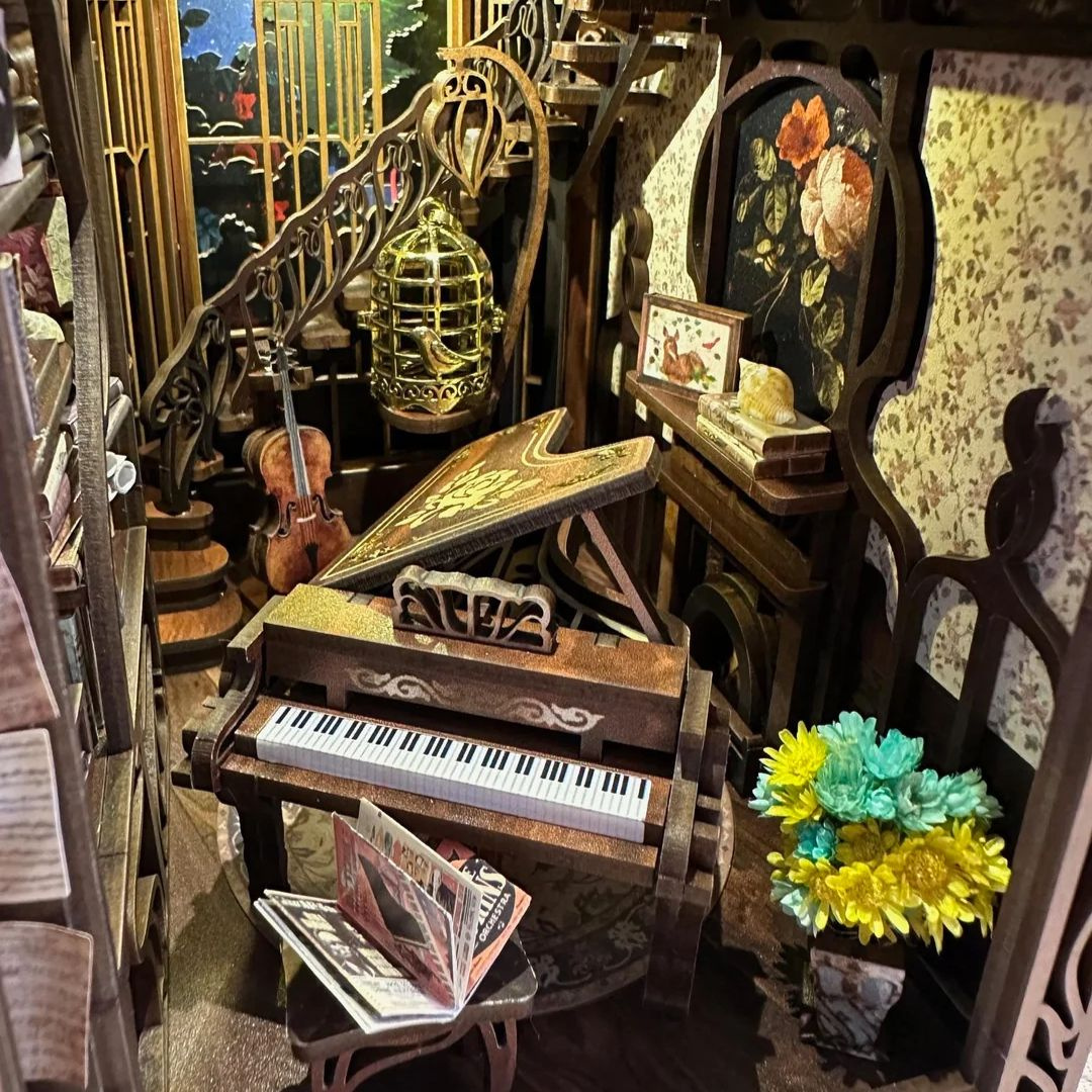 Godziny spokoju przy składaniu – Pianist with Nightingale DIY – book nook w stylu Art Nouveau