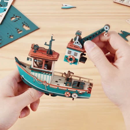 Lucky Trawler – Puzzle 3D ROKR, kuter rybacki na wahadle