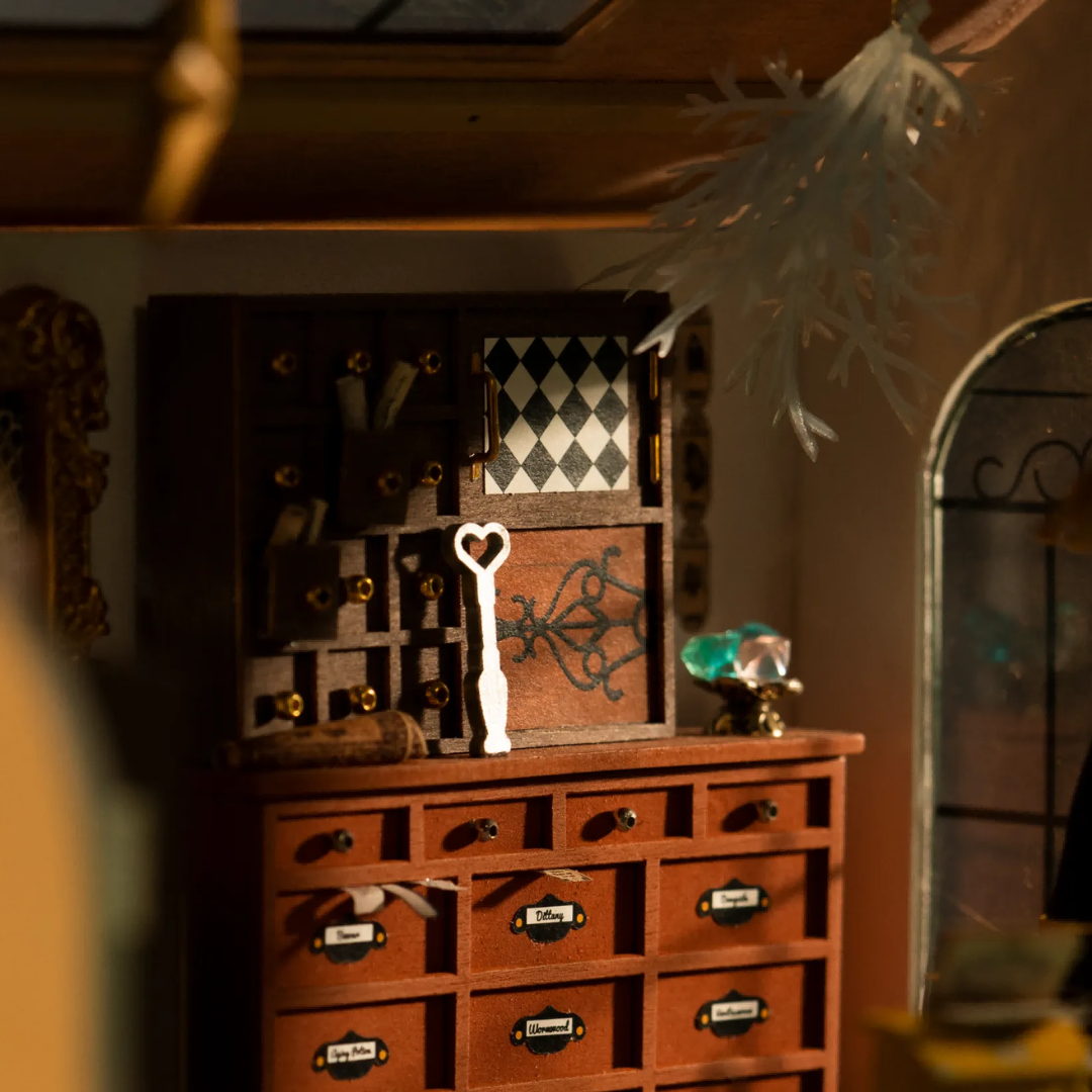 Interakcje, które zaskakują – Mini Domek 3d - Kiki'S Magic Emporium | Robotime