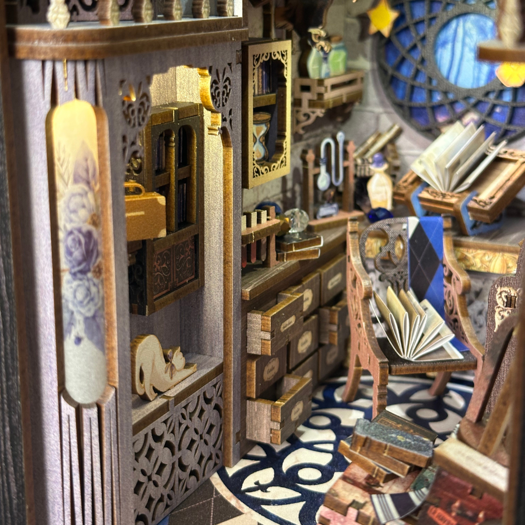 Szkoła Magii Cutebee DIY Book Nook – Puzzle 3D Prezent – oświetlenie LED po zmroku