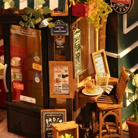 Restauracja Tipsy Rolife – stoliki i bar w mini skali